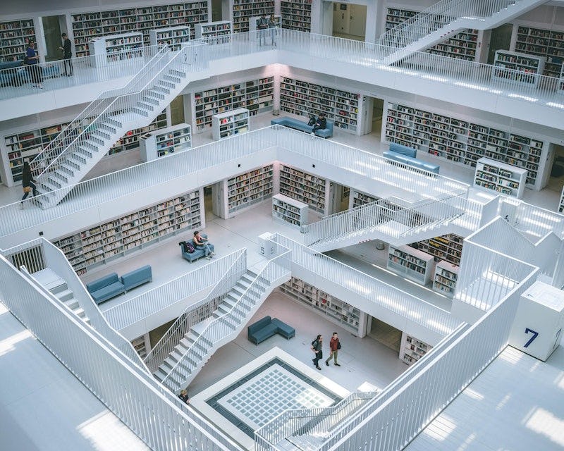 Sfeerfoto van een bibliotheek met meerdere verdiepingen en ruimte vide