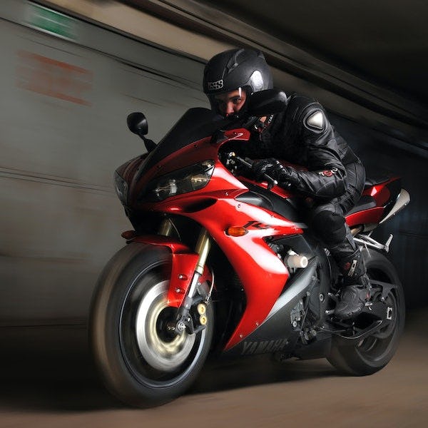 Yamaha motor reidt snel door een tunnel