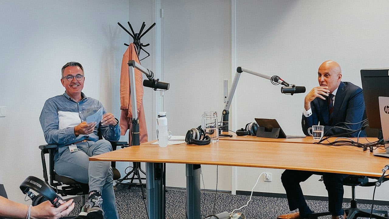 directeuren gemeente Rotterdam nemen tijdens de podcastopnames