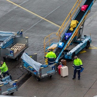 KLM grondpersoneel laden lossen