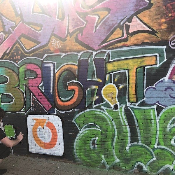 Muur vol met graffiti met fel gekleurde letters Bright Alley