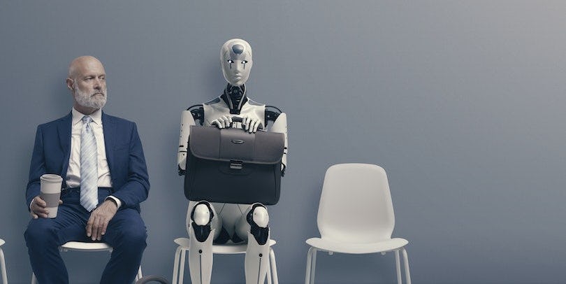 Man en robot wachten voor sollicitatiegesprek