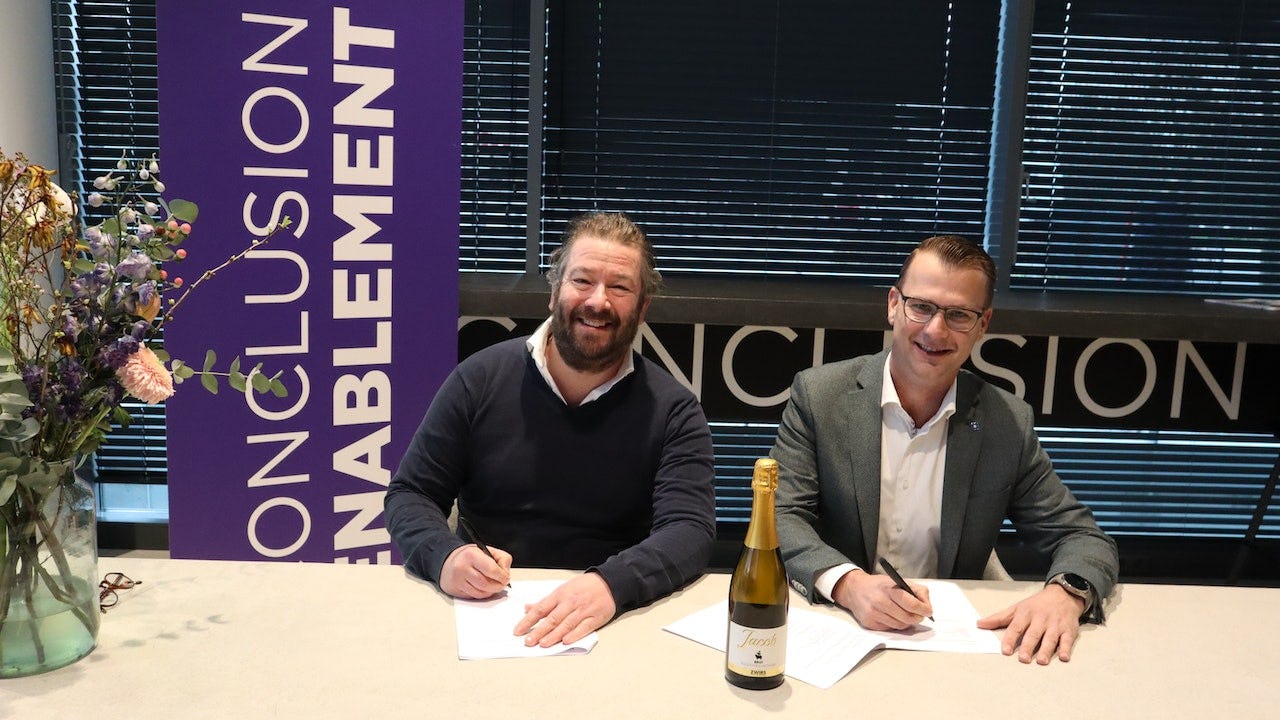 Atze Zwirs en Gert Heysteeg ondertekenen het partnership tussen mSafe en Conclusion Enablement